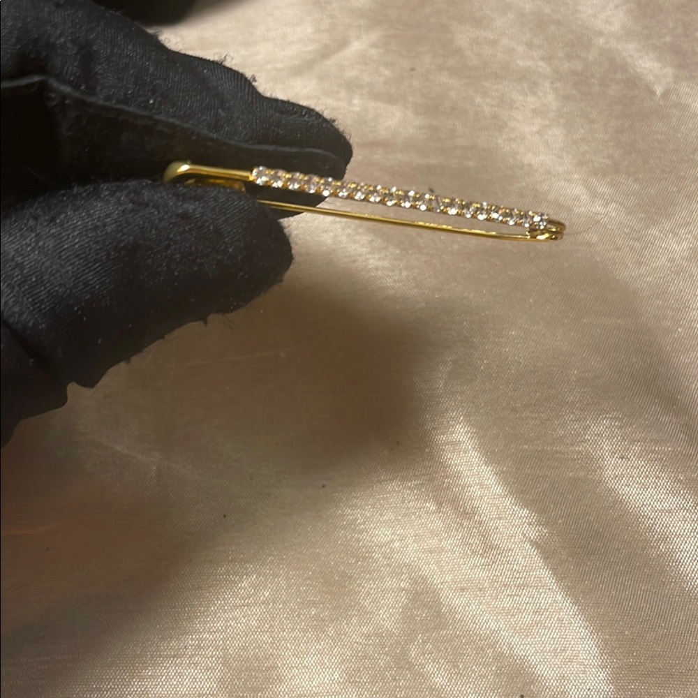 Elegant Gold Safety Pin Brooch - Picture 2 of 3